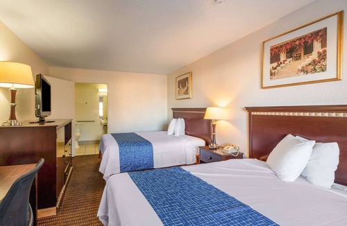 Metro North Corporate Park Hotel | Rodeway Inn Phoenix North I-17