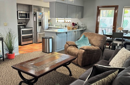 Glendale House | Romantic escape overlooking the mountains, close to the city and nature, trails.