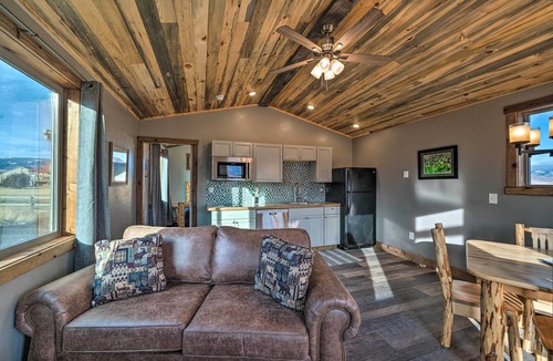 Livingston Cabin | Romantic Gem w/Mtn Views! Day Trip to Yellowstone