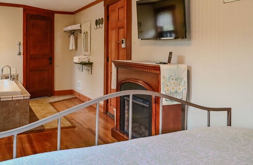 Logan Hotel | Romantic Inn suite with Air Jet Jacuzzi & private bath