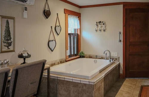 Logan Hotel | Romantic Inn suite with Air Jet Jacuzzi & private bath