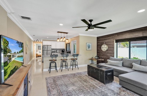 Lake Ridge House | Romantic Retreat w/Private Pool. Near Las Olas