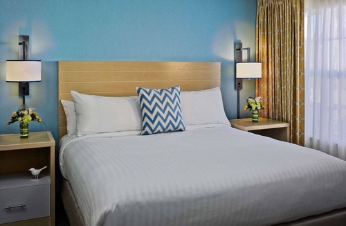 Tucson Hotel | Romantic Suite Escape! Outdoor Pool & Gym Access | Free Breakfast, Pet Friendly!