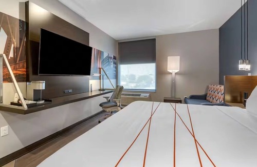 Riverside Hotel | Rooftop Bar | King Suite w/Sofa Near Tempe Marketplace | Modern Touches