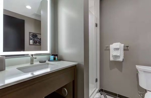 Riverside Hotel | Rooftop Bar | King Suite w/Sofa Near Tempe Marketplace | Modern Touches
