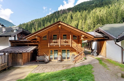 Cogolo Apartment | Room 'Cazzuffi Salvia' with Mountain View, Shared Garden and Wi-Fi