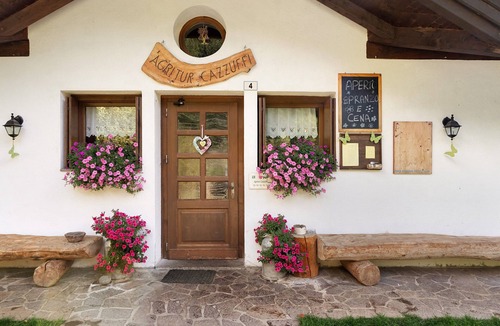 Cogolo Apartment | Room 'Cazzuffi Salvia' with Mountain View, Shared Garden and Wi-Fi