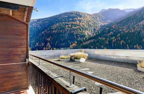 Santa Valburga Apartment | Room 'Hotel Schweigl Suite 203' with Mountain View, Shared Pool and Wi-Fi