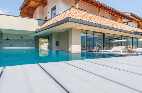 Sankt Josef Am See Apartment | Room 'Lahnblick' with Lake View, Shared Pool and Wi-Fi
