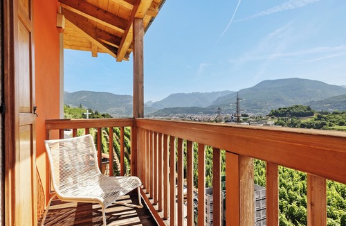 Isera Apartment | Room 'Maso Fiorini 8' with Mountain View, Wi-Fi and Air Conditioning