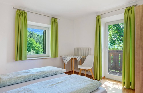 Montagna Apartment | Room 'Rienznerhof Zimmer Weinberg Nr. 2' with Mountain View, Shared Terrace and Wi-Fi