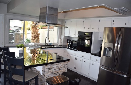 Alhambra House | Roomy 3 Bed 2.5 Bath Townhouse Close GCU