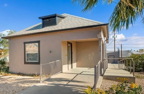 Kingman House | ROUTE 66 Cozy 2-bedroom Bungalow IN HISTORIC DOWNTOWN KINGMAN with AC