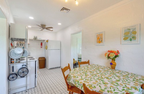 Kingman House | Route 66 Roadtripper Retreat w/Private Backyard