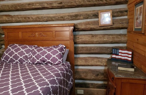 Old Town Cabin | Rustic cabin in peaceful Galax with WiFi, AC