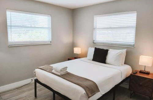 Poinciana Park Apartment | Rustic Retreats Cozy 2BR for 6 guests minutes from Las Olas