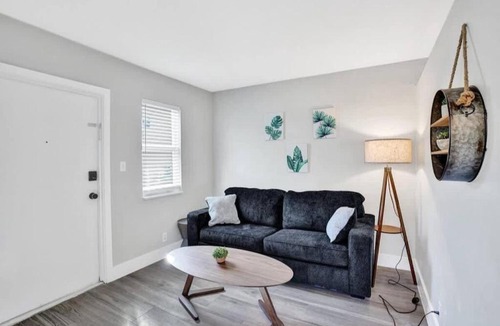 Poinciana Park Apartment | Rustic Retreats Cozy 1BR for 4 guests minutes from Las Olas