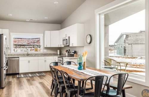 Kanab House | Sage Retreat I Pet-Friendly l Pool I Pickleball