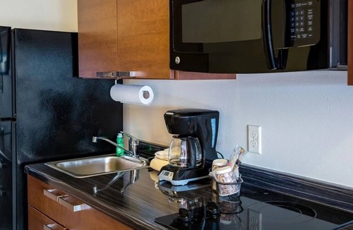 Bozeman Hotel | Scenic Green Mountain Views in a Comfy, Room with Kitchen | Free Parking