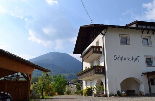 Vollan House | Schlosshof Mayenburg Comfortable holiday residence