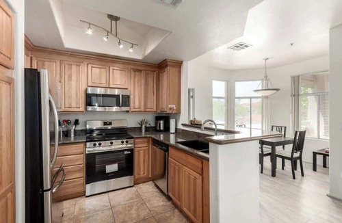 Central Scottsdale Condo | Scottsdale 2BR Condo w/Pool, Sauna, BBQ & More!