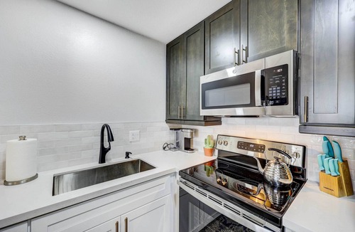 Village Grove Condo | Scottsdale Loft w/Pool ~ 2 Mi to Old Town!