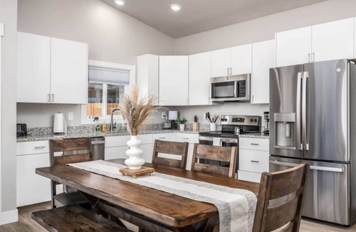 Kanab House | Sego Lily Loft I Near Zion l Pool I Pet Friendly