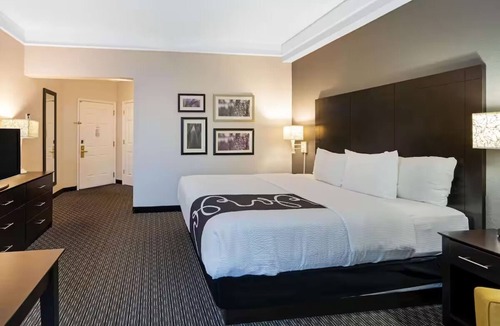 Superstition Springs Hotel | Serenity Suite with Pool View, La Quinta Inn - Ideal Mesa Getaway