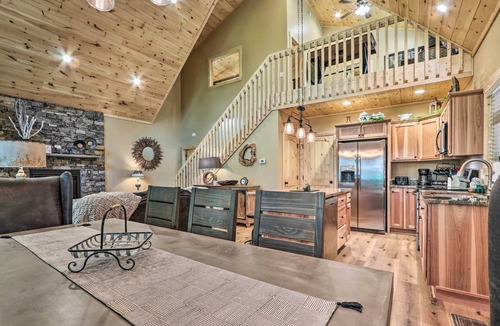 Gatlinburg - Pigeon Forge Cottage | Sevierville Cabin: Deck w/Foosball & Hot Tub!