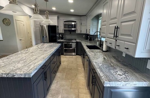Holladay House | Skiing, 2 Kitchens, 2 Units in 1, 80” TVs, W/D, 2 Backyards