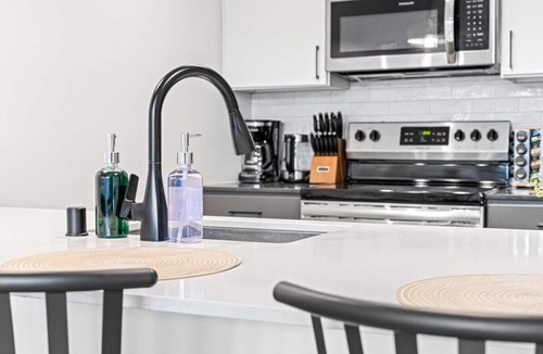 Carag Apartment | Sleek & Urban 1 Bed 1 Bath with Gym, Wi-fi & Patio