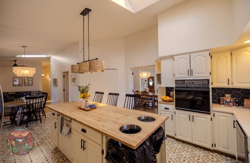 Nob Hill Apartment | *Sleeps 14 *Walk to Downtown *Playhouse *BBQ