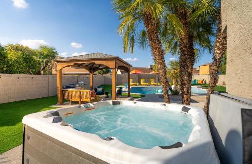 Peoria House | Sleeps 16 Sport Court Heated Pool Putt Putt