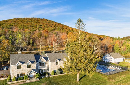 East Jewett House | Sleeps 26 | Mountain Home | Pool + Hot Tub + Lake + Game Room + Sand Volleyball