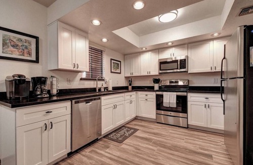 Paradise Valley Village Condo | So SnAZzy Ground Floor King