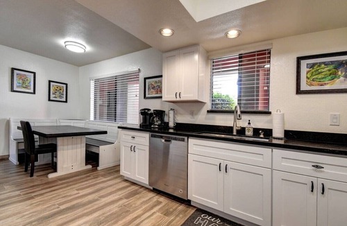 Paradise Valley Village Condo | So SnAZzy Ground Floor King