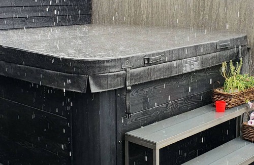 Akranes House | Solar Eclipse Luxury Home with Hot Tub in Akranes