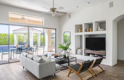 Sonoran Hills House | Solstice by AvantStay Contemporary Oasis w Pool Spa Bar in Gated Community
