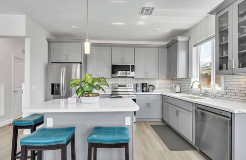 Barrio Hollywood House | Sonoran Summer Compound | 5BR Near UofA & Downtown