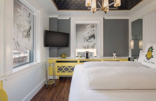 Columbus Hotel | South End Corner King, Staypineapple, Great Location, Ideal for City Exploration