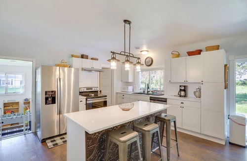 South Haven Cottage | South Haven Farmhouse w/Fire Pit, 4 Mi to Beach!