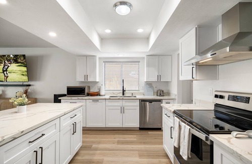 Desert Foothills Estates House | South Mountain FREE HEAT pool & Hot Tub Walk to Trails &Park