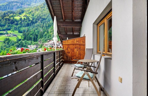 San Leonardo in Passiria Apartment | Spacious Timmels Suite with South-Facing Balcony, Free Wellness & Pool Access