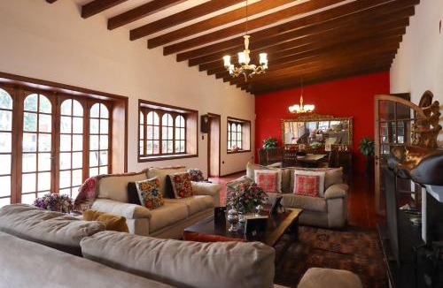 Pachacamac House | Spacious 12BR Stay with Pool BBQ in Pachacamac