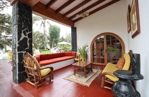 Pachacamac House | Spacious 12BR Stay with Pool BBQ in Pachacamac