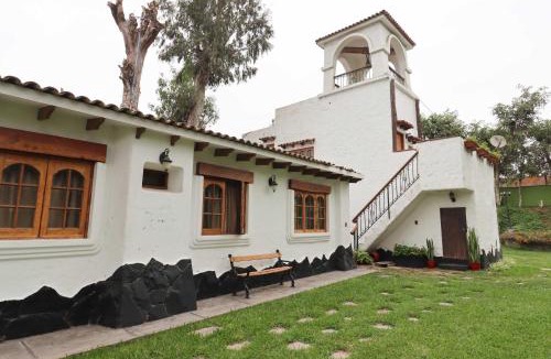 Pachacamac House | Spacious 12BR Stay with Pool BBQ in Pachacamac