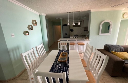Margate Apartment | Spacious 3-bedroom apartment right on the beach in beautiful Margate with WiFi