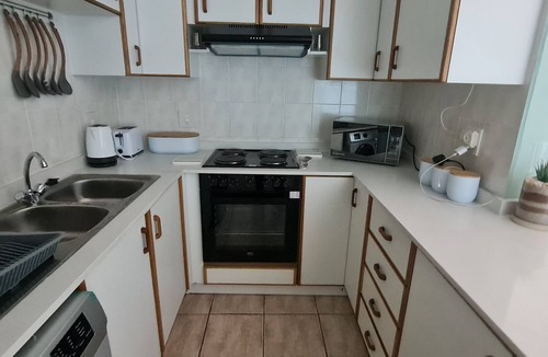 Margate Apartment | Spacious 3-bedroom apartment right on the beach in beautiful Margate with WiFi