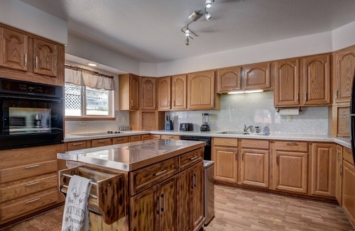 Cheyenne Meadows House | Spacious 5 BDR 3 BA House with Hot Tub, BBQ, Fire Pit, Home Gym, Mountain View
