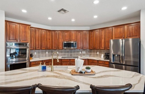 Palm Valley House | Spacious 5-bedroom house with Heated Pool, hot tub and fire pit.